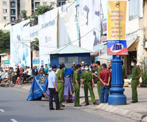 Hai thanh niên chở xác người vứt ở đầu hẻm