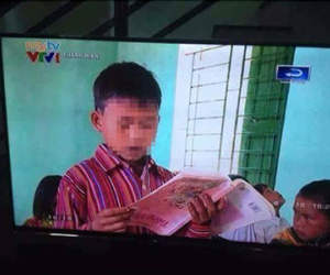 Hình ảnh học sinh cầm sách ngược không quay ở Lào Cai