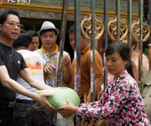 Ngọc Sơn phát 5 tấn gạo từ thiện nhân dịp sinh nhật 45 tuổi