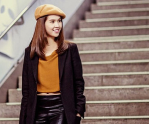 Ngọc Trinh đi ăn đêm cùng ông bầu trên đường phố Seoul