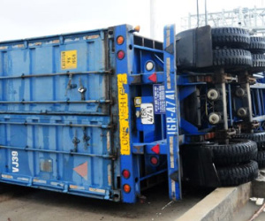 Xe container lật giữa quốc lộ, hàng tấn bánh bị hỏng
