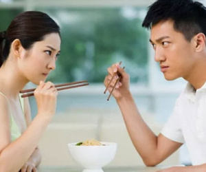 Anh buông lời nhận xét: "Con gái gì mà mặt như cái bánh đa có vừng vậy em?"