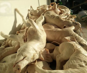 Bằng cách này, thịt heo thối đã được "hoá kiếp" thành thịt tươi ngon ở chợ