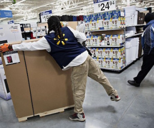 Bên trong cửa hàng Walmart trước Black Friday
