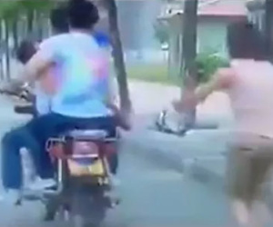 Kinh hoàng những chiêu thức bắt cóc trẻ em giữa ban ngày ngay trên tay cha mẹ
