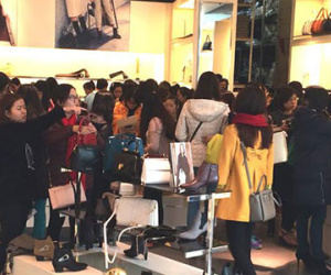 Nháo nhào, chen chúc mua hàng rẻ một nửa ngày Black Friday