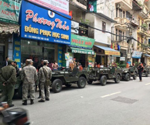 Rước dâu bằng dàn xe jeep "độc lạ" gây náo loạn phố Hà Nội