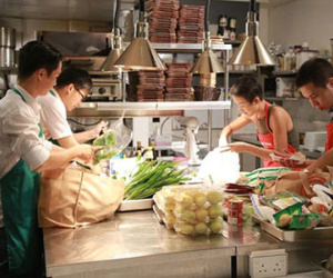 Thí sinh "MasterChef" quát nạt, "muốn đánh lộn" ở Singapore