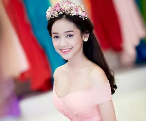 Thúy Vi diện váy cưới hở ngực, khoe hình xăm