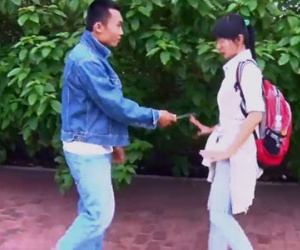 Tự vệ khi bị côn đồ đe dọa bằng dao và kim tiêm