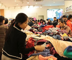 Cận cảnh mua sắm tại chuỗi cửa hàng đông khách nhất Hà Nội ngày Black Friday