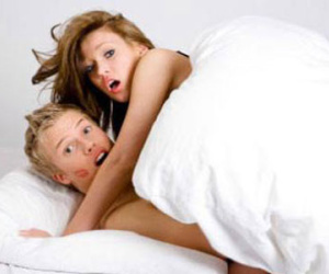 Bạn cùng phòng thản nhiên dẫn bạn trai về "yêu" suốt đêm
