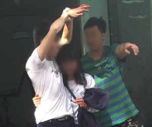Chàng trai tự đâm dao vào tay để níu kéo người yêu rồi kêu cứu vì... đau quá