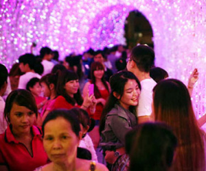 Hàng nghìn người đổ xô về Aeon Mall Bình Dương tham dự Lễ hội ánh sáng Nhật