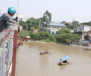 Một phụ nữ mang bầu 9 tháng nhảy sông tử vong