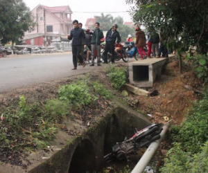 Tá hỏa phát hiện thi thể cô gái trẻ dưới mương nước