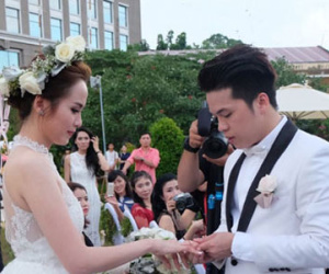 Vợ chồng Diễm Hương khóc trao nhẫn cưới cho nhau dưới mưa