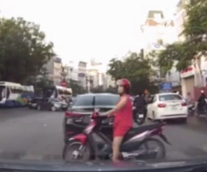 Clip: Bà bầu chạy xe qua đường kiểu "tự sát"