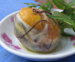 Nên và không nên khi ăn trứng vịt lộn