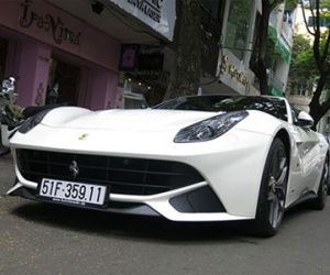 Siêu xe Ferrari F12 của thiếu gia Phan Thành xuống phố