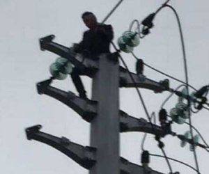 Trèo lên cột điện ngồi sau khi cãi nhau với bạn gái