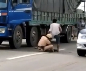 CSGT nói về hành động ôm chân tài xế giữa đường