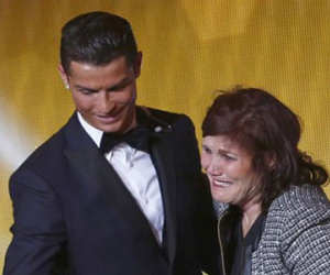Mẹ của Ronaldo muốn con trai chuyển tới MU