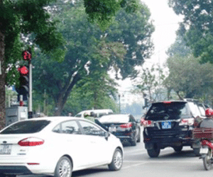 Xe biển xanh, biển đỏ vô tư vi phạm trước “mắt thần” của CSGT