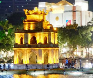 Bức xúc ảnh dân chèo thuyền ra Tháp Rùa Hồ Gươm chụp ảnh, cúng bái