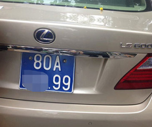 Lexus LS600 bị tạm giữ vì nghi đeo biển xanh giả