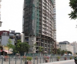 Tòa nhà triệu đô nhiều lần bị đình chỉ vẫn ngang nhiên thi công?