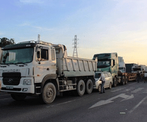 8 ôtô đâm liên hoàn, Xa lộ Hà Nội kẹt cứng