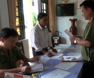 Chủ tịch xã khai nhiều tuổi hơn mẹ để nhận huân chương