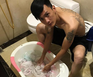 Chuyện gã chồng xăm trổ, thích cởi trần của "bà trùm" chân dài Hà Nội