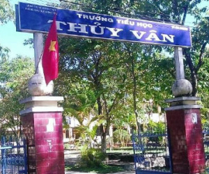 Cô giáo tiểu học bị đánh ghen ngay trong lớp học