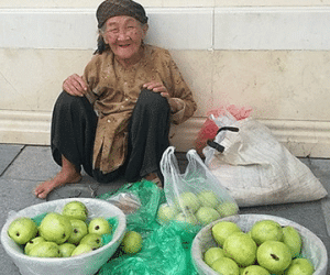 Cụ già 89 tuổi bán ổi và sự thật thà khiến nhiều người thẹn thùng