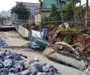Hàng chục mét đường sụt, nhà nghiêng trong đêm
