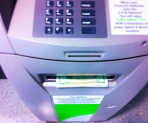 Làm sao để không bị cảnh “tự dưng mất tiền trong ATM”?