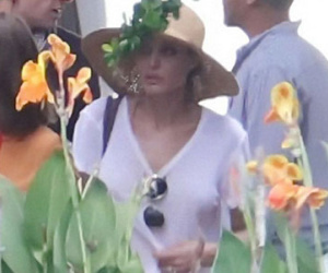 Angelina Jolie đang ở Campuchia đạo diễn phim về Khmer Đỏ