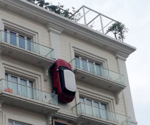 Đại gia trình diễn máy bay, siêu xe trên nóc nhà