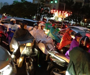 Hà Nội: Hàng nghìn phương tiện nhích từng chút một trong mưa lớn vào giờ tan tầm
