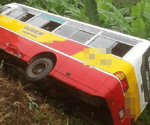Sơn La: 20 học sinh bị thương vì xe bus lao xuống vực
