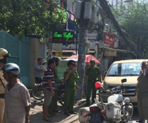 Nổ 3 phát súng trấn áp tài xế xe khách tông trung tá công an