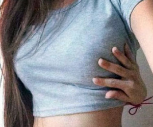 Phái đẹp đua nhau khoe vòng một qua trào lưu mới