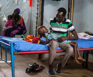Em bé Sudan khiến thế giới nghẹn lòng nhớ lại bức ảnh "kền kền chờ đợi"