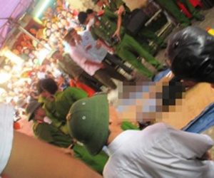 Hãi hùng phát hiện người đàn ông bị dao cắm ngập ngực trên đê