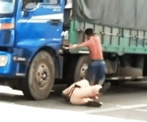 Khởi tố, bắt giam tài xế xe tải đạp CSGT văng xuống đường