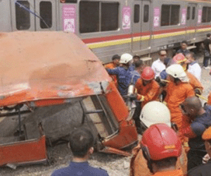 Xe buýt bị tàu hỏa tông khi cố vượt đường sắt, 16 người chết