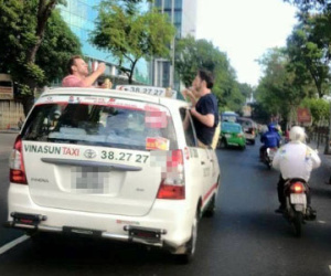 3 ông Tây nhậu trên… nóc taxi gây náo động đường phố Sài Gòn