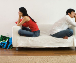 Bất lực, tôi chỉ biết chôn chân trong phòng ngủ để anh đập phá bên ngoài